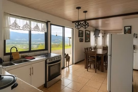 Casa en venta estilo quinta en paraiso de cartago