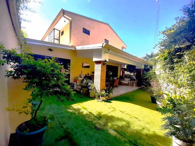 Casa en Venta en Guachipelín Condominio exclusivo ¡Impecable! – 3 hab. y 6 parqueos