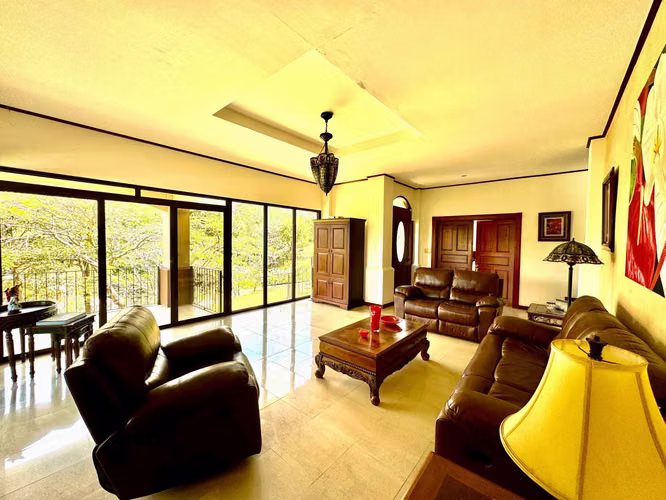 CASA EN VENTA - CONDOMINIO CERRO COLÓN