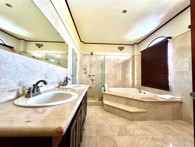 CASA EN VENTA - CONDOMINIO CERRO COLÓN