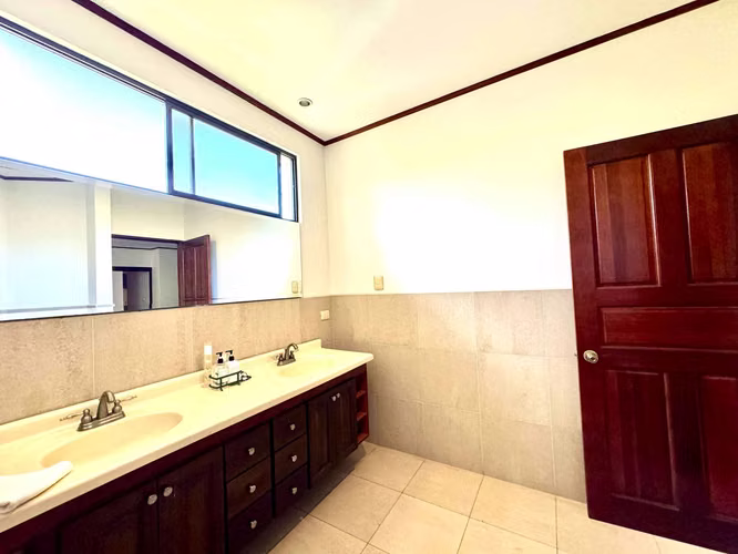 CASA EN VENTA - CONDOMINIO CERRO COLÓN