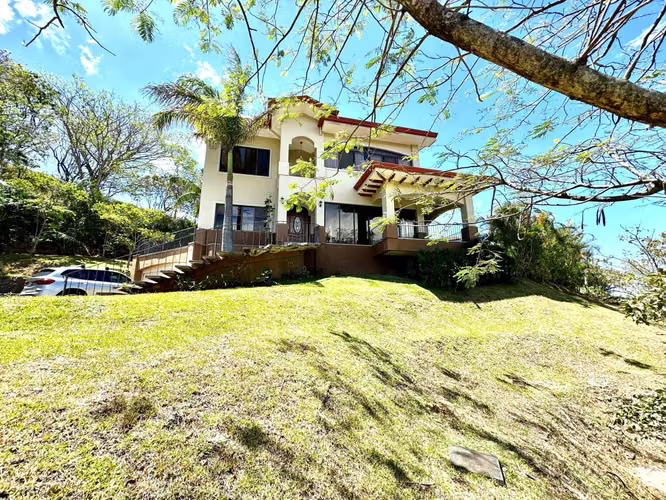 CASA EN VENTA - CONDOMINIO CERRO COLÓN