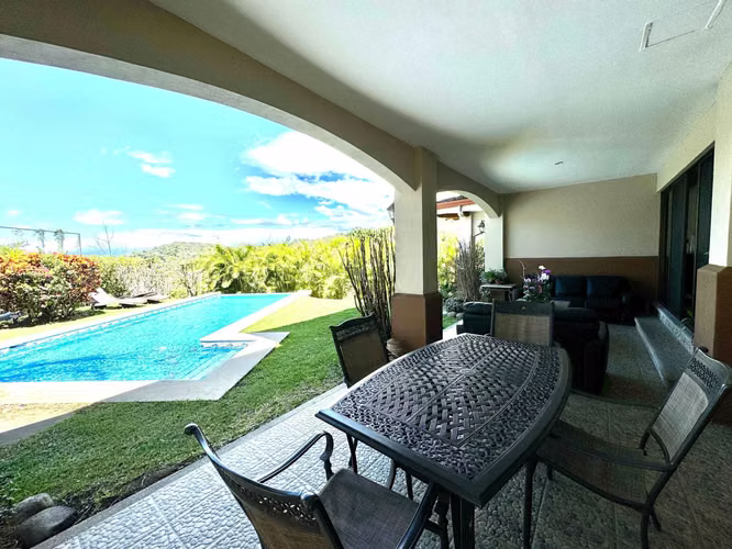 CASA EN VENTA - CONDOMINIO CERRO COLÓN