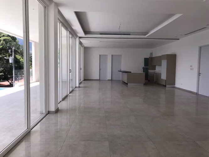 VENTA DE ESPECTACULAR CASA C/PISCINA PROPIA-ESCAZU - Imagen 2