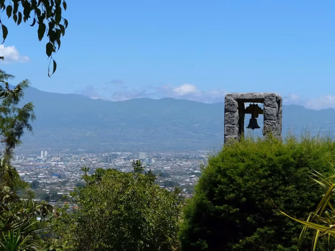 Casa con cuatro cabañas en venta en las montañas de Aserrí 24049