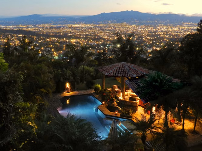 Casa con cuatro cabañas en venta en las montañas de Aserrí 24049