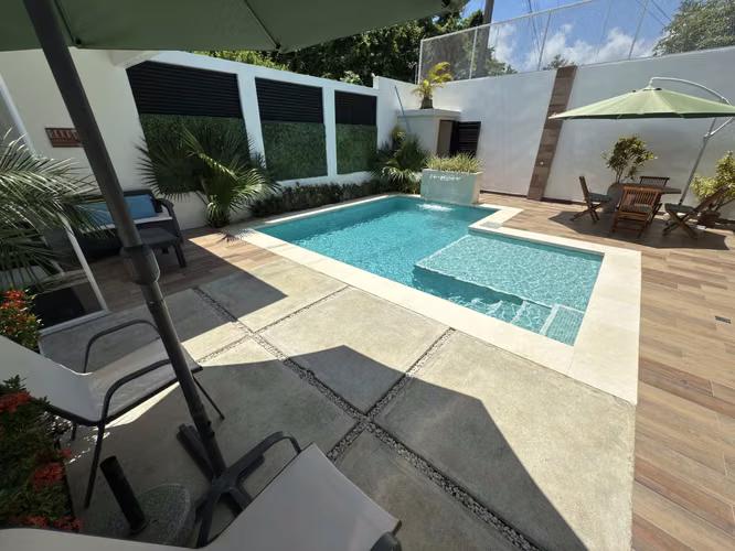 Se vende casa de playa con piscina en Samara, Guanacaste, Costa Rica.
