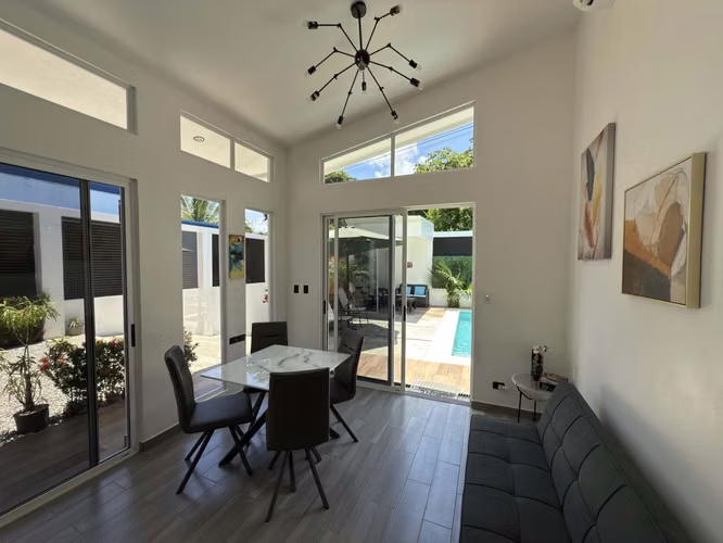 Se vende casa de playa con piscina en Samara, Guanacaste, Costa Rica.