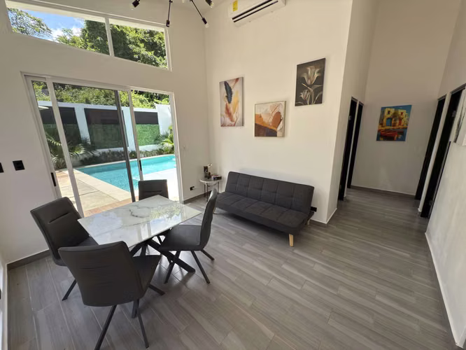 Se vende casa de playa con piscina en Samara, Guanacaste, Costa Rica.