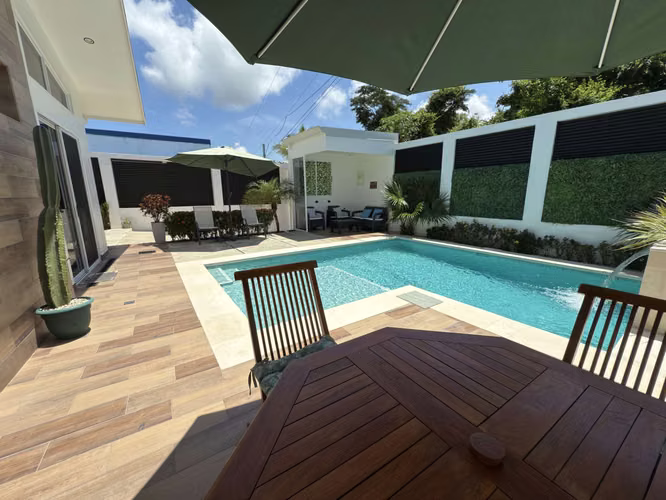 Se vende casa de playa con piscina en Samara, Guanacaste, Costa Rica.