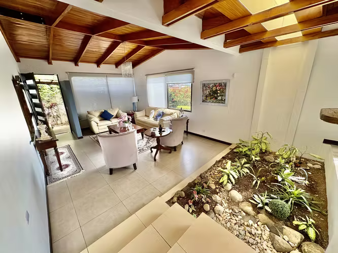 ESCAZU POR DISTRITO 4! CASA INDEPENDIENTE ESQUINERA DE 3 HAB + SERVICIO, STUDIO Y AMPLIO JARDIN
