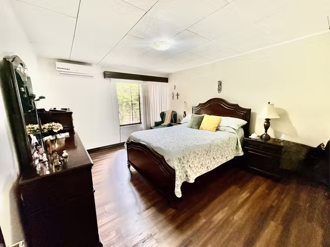 ESCAZU POR DISTRITO 4! CASA INDEPENDIENTE ESQUINERA DE 3 HAB + SERVICIO, STUDIO Y AMPLIO JARDIN