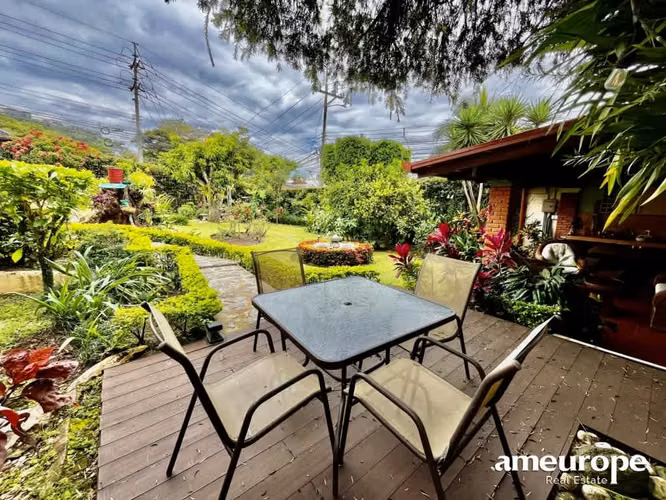 ESCAZU POR DISTRITO 4! CASA INDEPENDIENTE ESQUINERA DE 3 HAB + SERVICIO, STUDIO Y AMPLIO JARDIN