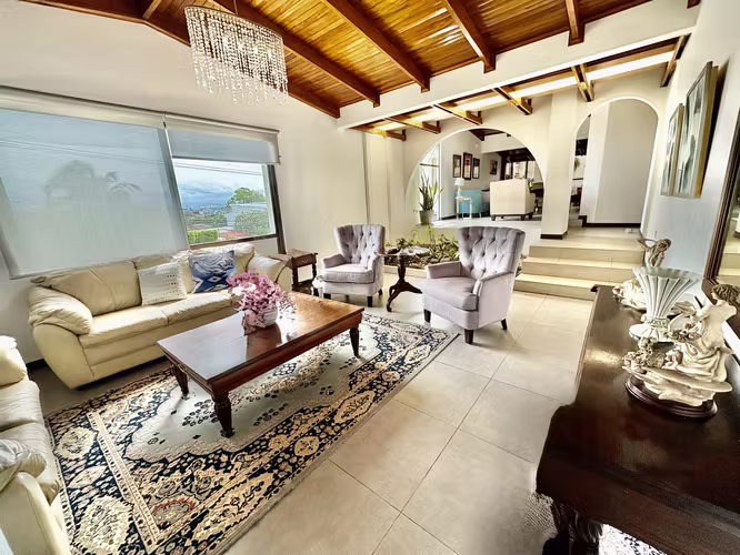 ESCAZU POR DISTRITO 4! CASA INDEPENDIENTE ESQUINERA DE 3 HAB + SERVICIO, STUDIO Y AMPLIO JARDIN