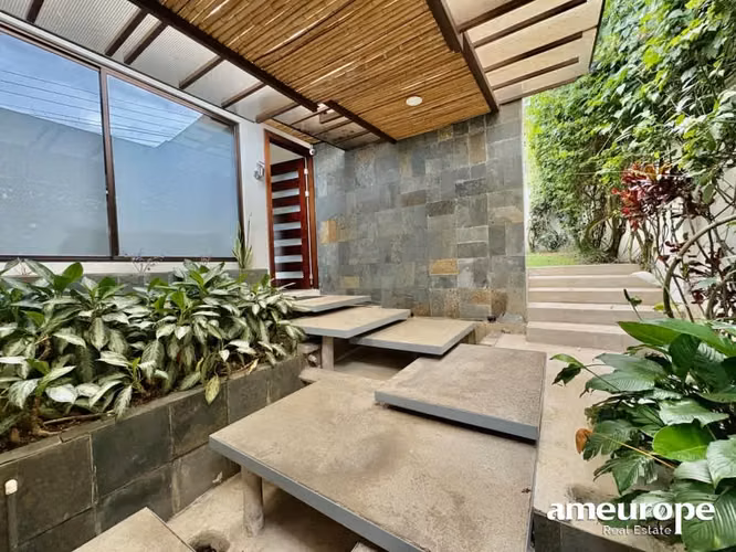 ESCAZU POR DISTRITO 4! CASA INDEPENDIENTE ESQUINERA DE 3 HAB + SERVICIO, STUDIO Y AMPLIO JARDIN
