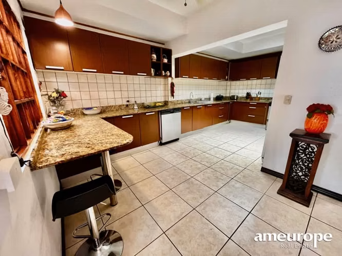 ESCAZU POR DISTRITO 4! CASA INDEPENDIENTE ESQUINERA DE 3 HAB + SERVICIO, STUDIO Y AMPLIO JARDIN