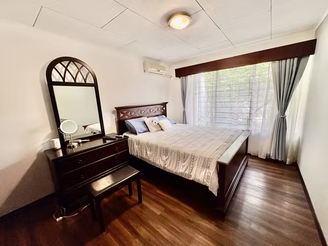ESCAZU POR DISTRITO 4! CASA INDEPENDIENTE ESQUINERA DE 3 HAB + SERVICIO, STUDIO Y AMPLIO JARDIN
