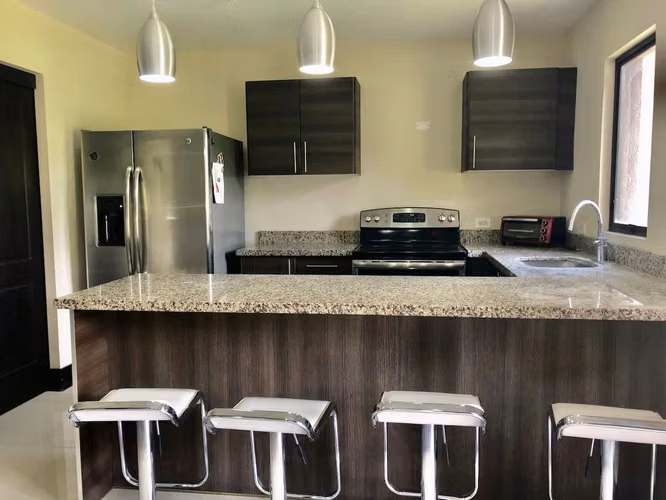 VENTA DE APARTAMENTO AMUEBLADO P/INVERSIÓN EN CONDOMINIO DEL RIO-BRASIL, SANTA ANA - Imagen 8