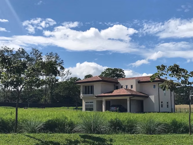 VENTA DE CASA ESPECTACULAR EN LA GUÁCIMA-HACIENDA ESPAVEL