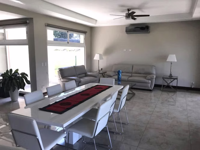 VENTA DE CASA ESPECTACULAR EN LA GUÁCIMA-HACIENDA ESPAVEL