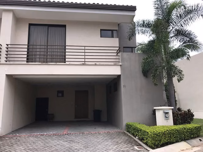 VENTA DE CASA EN CONDOMINIO PARQUES DEL SOL-BRASIL DE SANTA ANA PARA INVERSION