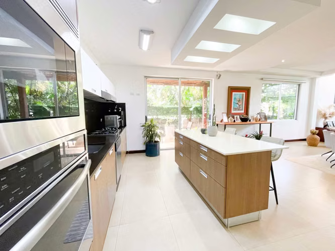 Venta de casa en condominio en Piedades de Santa Ana