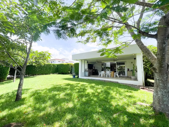 Venta de casa en condominio en Piedades de Santa Ana