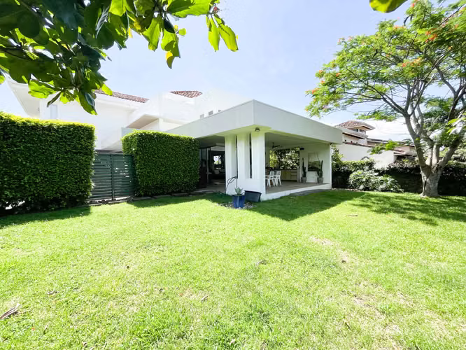 Venta de casa en condominio en Piedades de Santa Ana