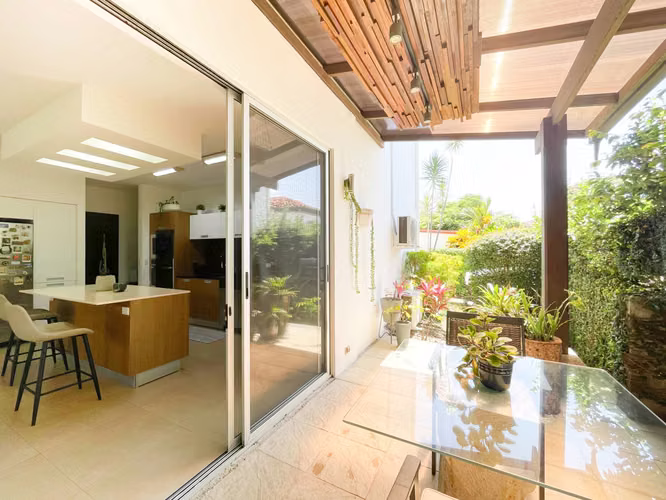 Venta de casa en condominio en Piedades de Santa Ana