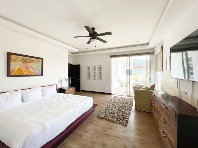 Venta de casa en condominio en Piedades de Santa Ana