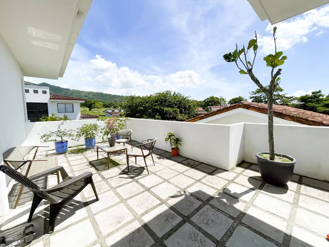 Venta de casa en condominio en Piedades de Santa Ana