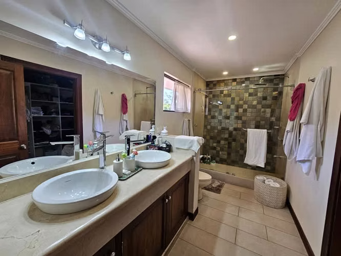 VCOES-4092 ESCAZU, JABONCILLOS.  IMPRESIONANTE CASA EN BELLO CONDOMINIO