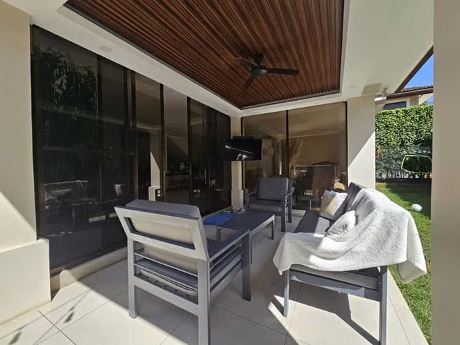 VCOES-4092 ESCAZU, JABONCILLOS.  IMPRESIONANTE CASA EN BELLO CONDOMINIO