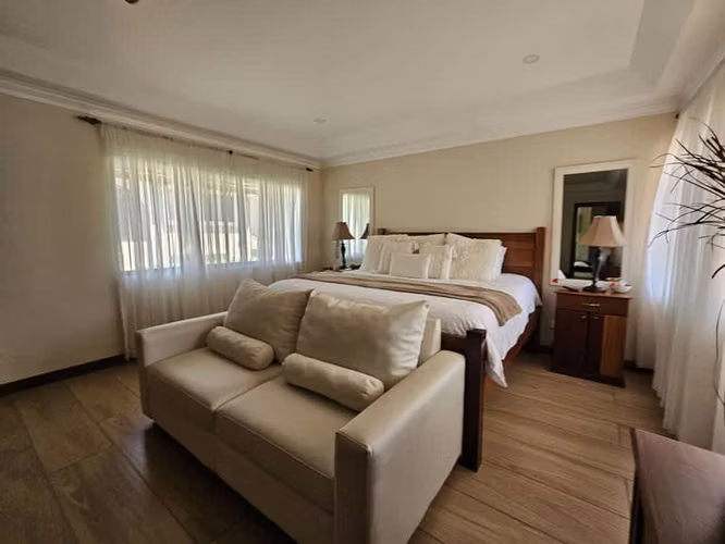 VCOES-4092 ESCAZU, JABONCILLOS.  IMPRESIONANTE CASA EN BELLO CONDOMINIO