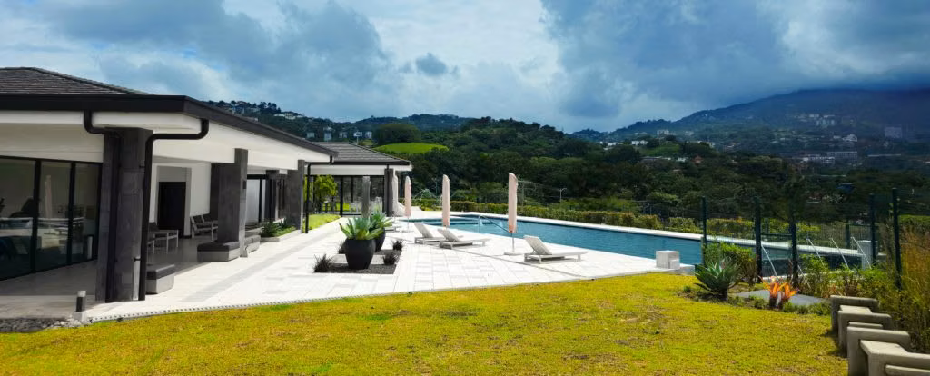 Venta de lote listo para construir en Condominio Vista Real, Santa Ana - Imagen 6