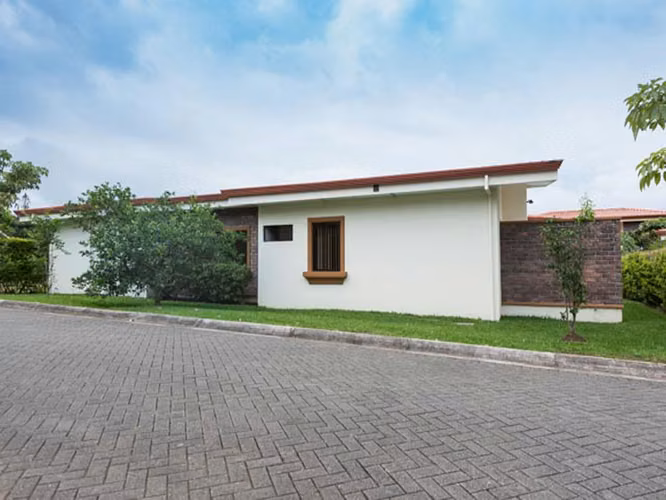 VENTA DE CASA DE UNA PLANTA EN CONDOMINIO-PIEDADES, SANTA ANA