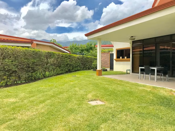 VENTA DE CASA DE UNA PLANTA EN CONDOMINIO-PIEDADES, SANTA ANA