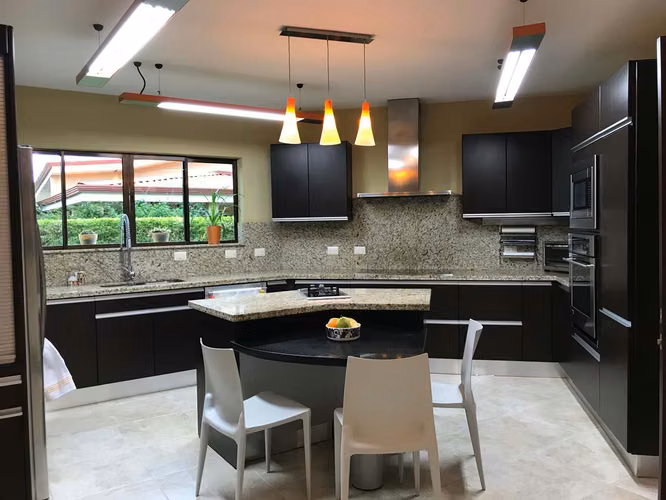 VENTA DE CASA DE UNA PLANTA EN CONDOMINIO-PIEDADES, SANTA ANA