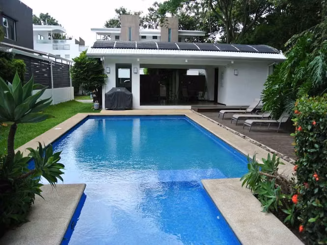 CASA MODERNA EN CONDOMINIO - PARA INVERSION - POZOS