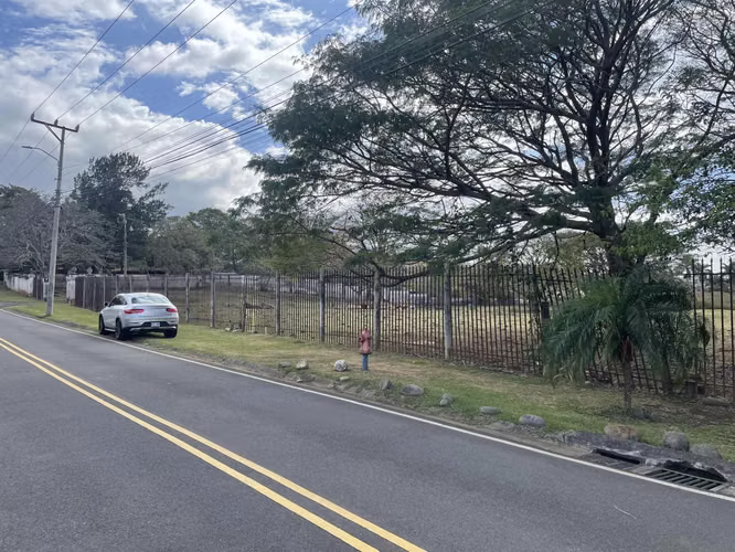 VENTA DE LOTE POR BOSQUES DE DOÑA ROSA Y EL AIS INVERSIONISTAS - Imagen 5
