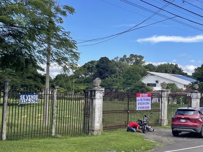 VENTA DE LOTE POR BOSQUES DE DOÑA ROSA Y EL AIS INVERSIONISTAS - Imagen 11