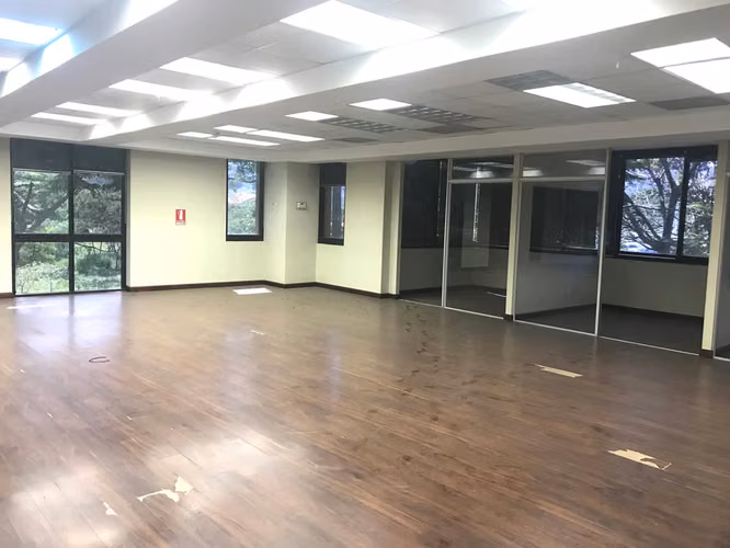 SE RENTA OFICINA EN SANTA ANA