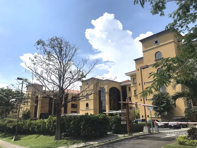 ALQUILER DE OFICINA UBICADA EN SANTA ANA