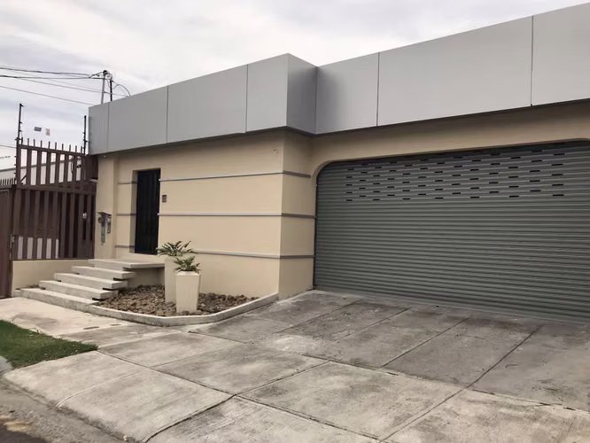 VENTA DE CASA DE OFICINAS COMPLETAMENTE AMUEBLADAS-ROHRMOSER