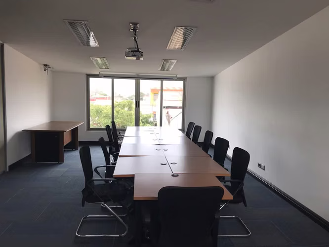 VENTA DE CASA DE OFICINAS COMPLETAMENTE AMUEBLADAS-ROHRMOSER