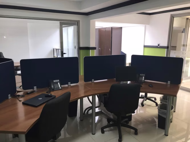 VENTA DE CASA DE OFICINAS COMPLETAMENTE AMUEBLADAS-ROHRMOSER