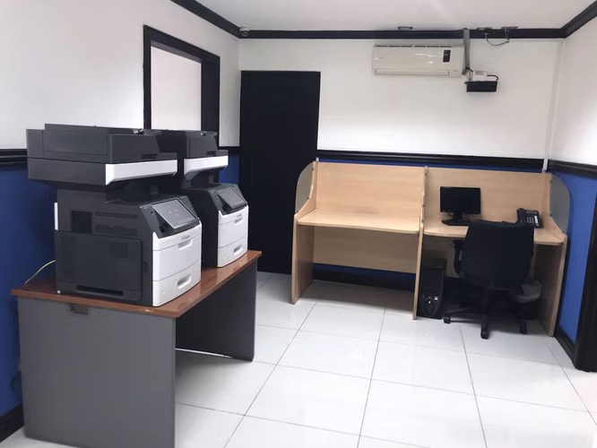 VENTA DE CASA DE OFICINAS COMPLETAMENTE AMUEBLADAS-ROHRMOSER