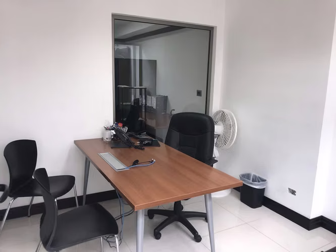 VENTA DE CASA DE OFICINAS COMPLETAMENTE AMUEBLADAS-ROHRMOSER