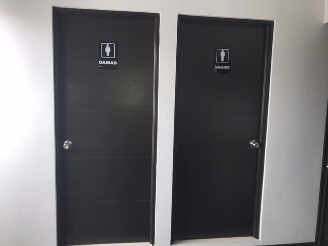 VENTA DE CASA DE OFICINAS COMPLETAMENTE AMUEBLADAS-ROHRMOSER