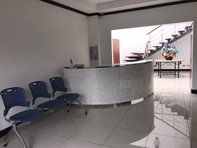 VENTA DE CASA DE OFICINAS COMPLETAMENTE AMUEBLADAS-ROHRMOSER